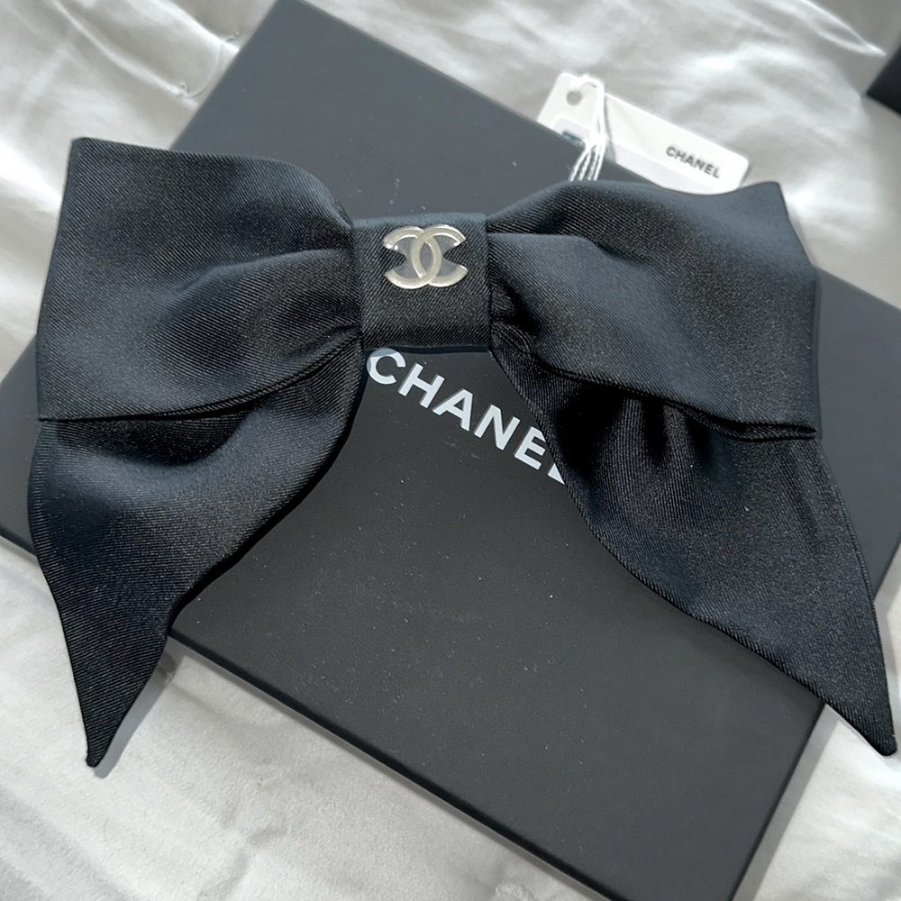 Gorgeous Chanel black bow with silver cc